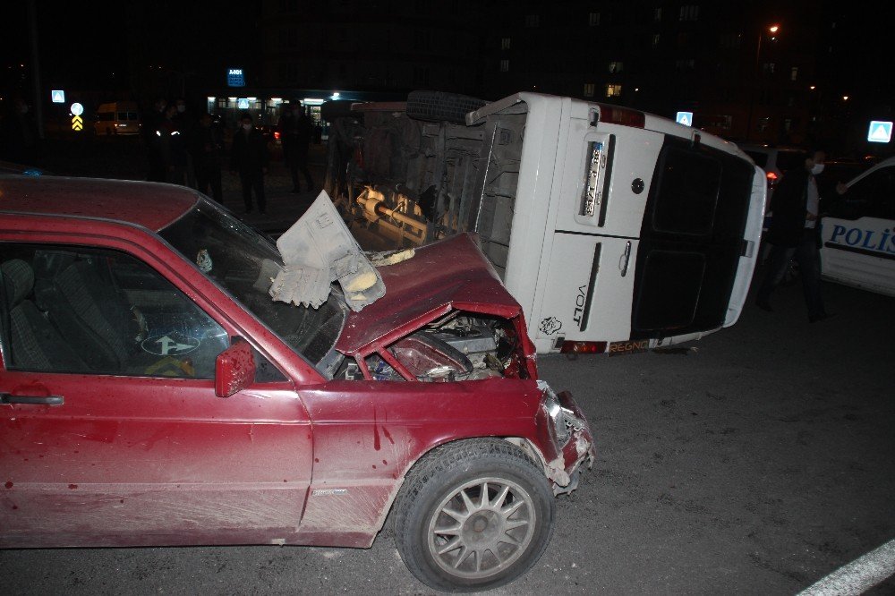 Otomobille Çarpışan İşçi Servisi Yan Yattı: 6 Yaralı