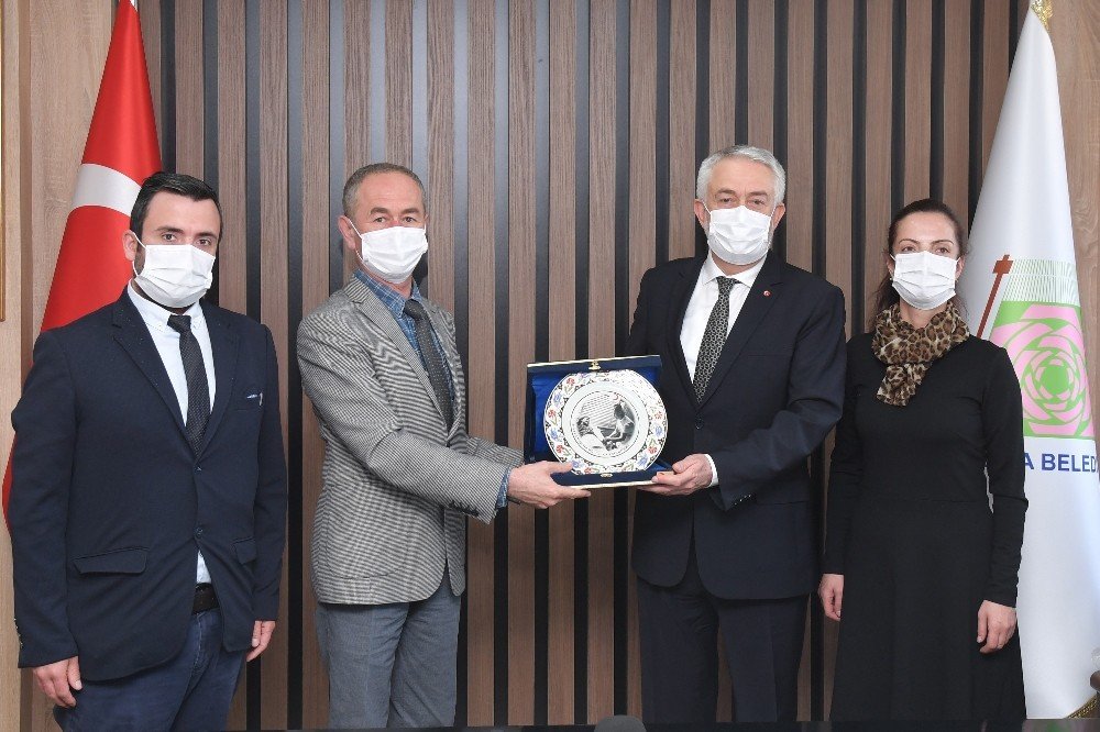 Isparta Kızılay Kan Merkezi Müdürü Güzel’den Başkan Başdeğirmen’e Plaket