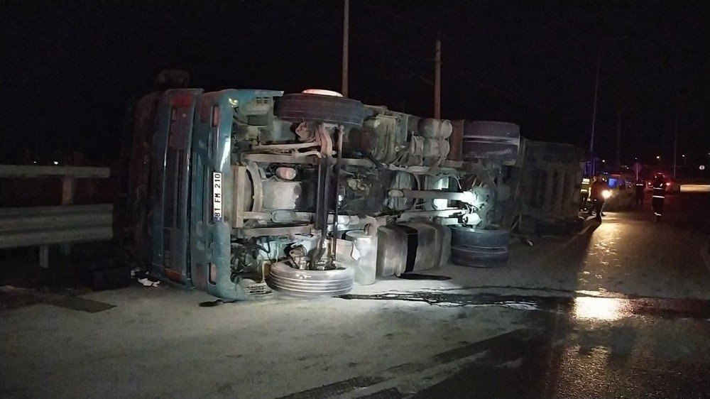 D-650’de Freni Boşalan Beton Malzeme Yüklü Tır Devrildi: 1 Yaralı