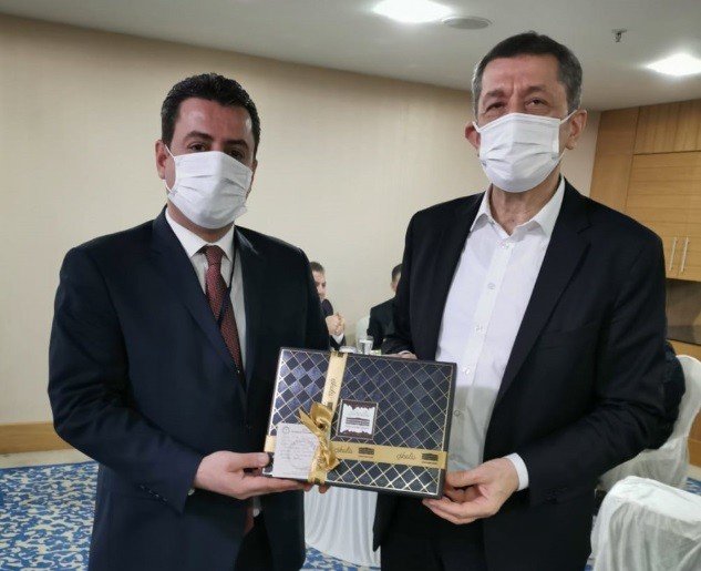 Savaşçı, Bakan Selçuk’a Çikolis’i Takdim Etti