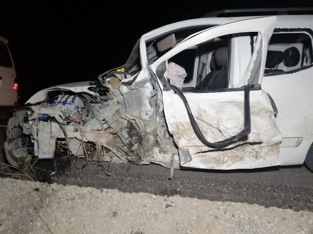 Kafaya Kafaya Çarpışıp Metrelerce Savrulan Araçlar Hurdaya Döndü: 5 Yaralı