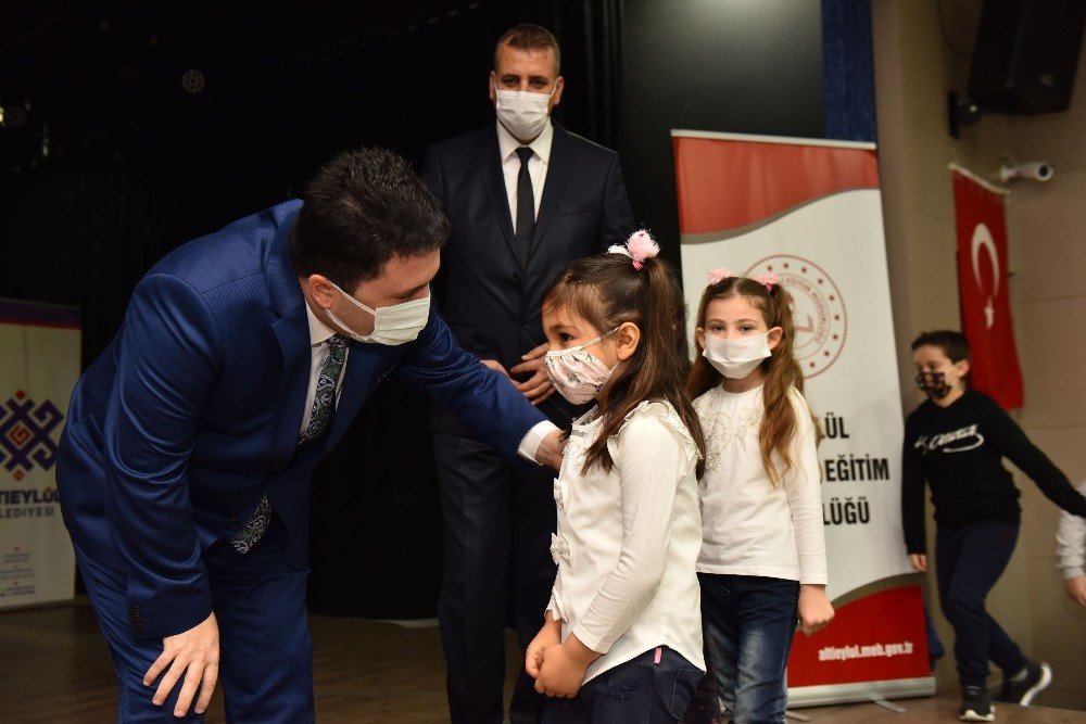 Altıeylül Belediyesi Öğretmenleri Ve Öğrencileri Ödüllendirdi