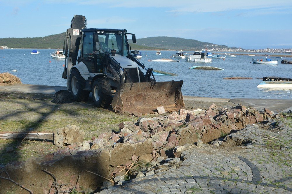 Ayvalık’ta Hortum Yıktı Geçti