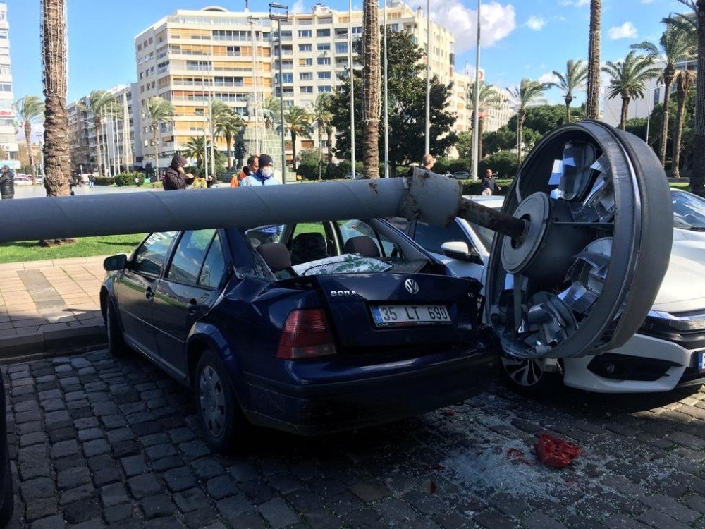 İ̇zmir’de Faciadan Dönüldü: Dev Aydınlatma Direği 5 Aracın Üzerine Devrildi