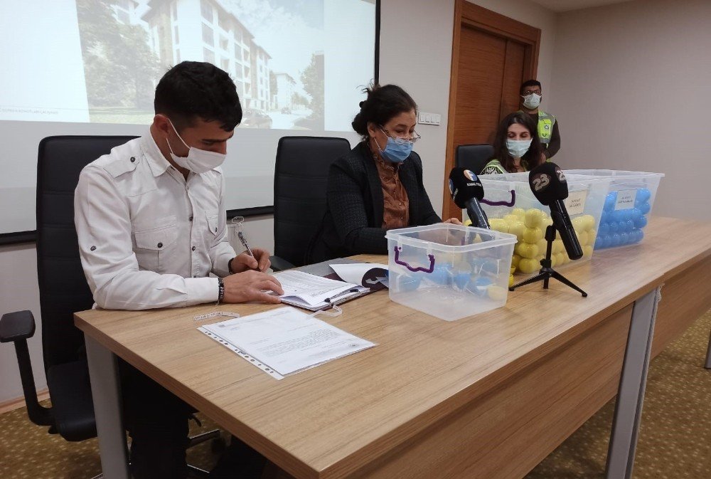 Elazığ’da 167 Hak Sahibi Kurayla Evlerine Kavuştu
