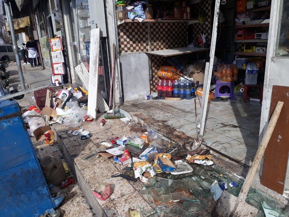 Işık İhlali Yapan Halk Otobüsü İş Yerine Daldı: 1 Ölü, 1 Yaralı