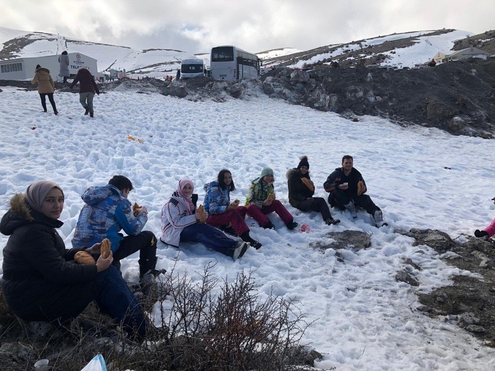Gençlerin Kar İsteğini, Gençlik Spor Müdürlüğü Yerine Getirdi