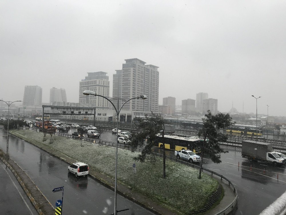 Beylikdüzü Beyaza Büründü