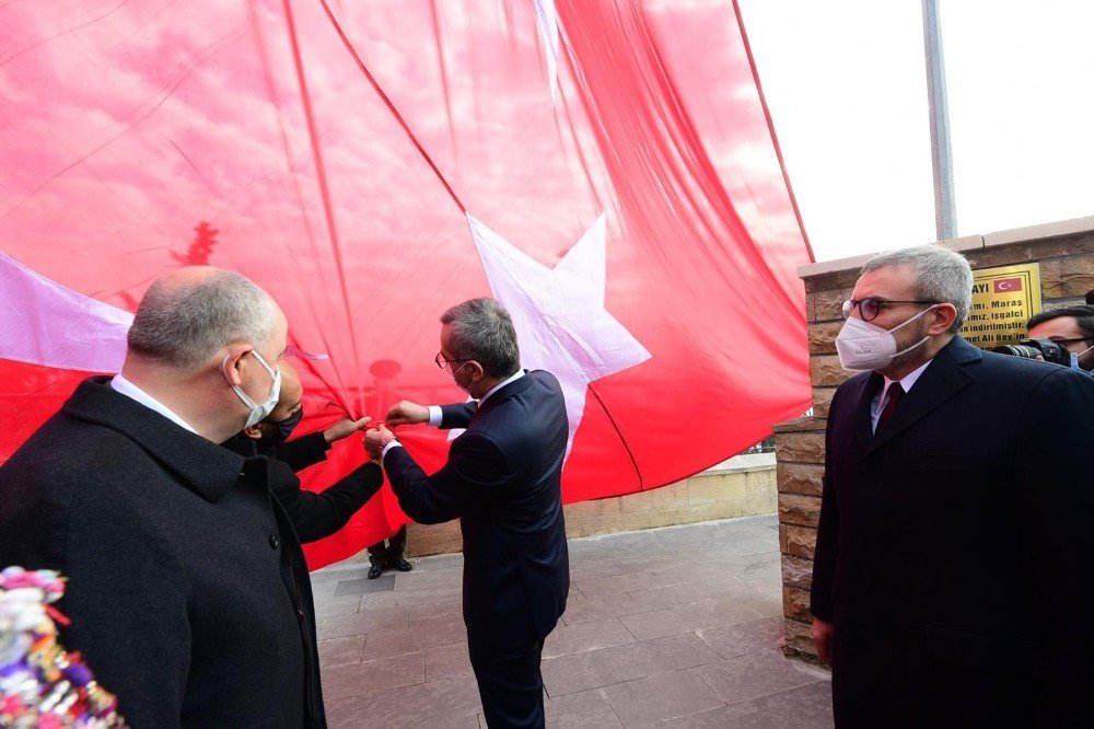 İ̇stiklal Madalyası Türk Bayrağına Takıldı