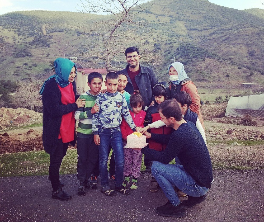 Köy Köy Gezip Çocuklara Pasta Dağıtıyorlar