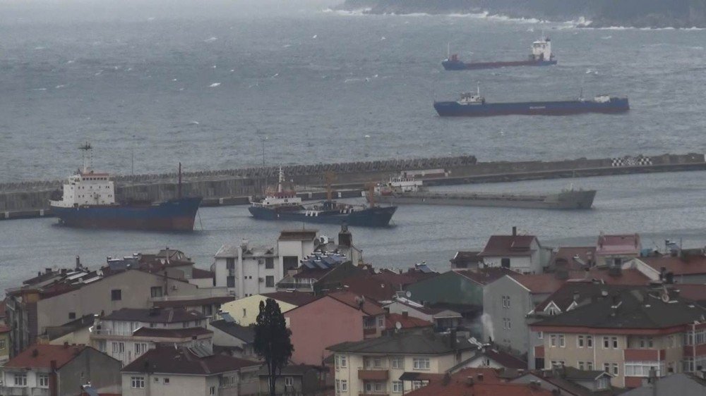 Karadeniz’de Dev Dalgalar Oluştu