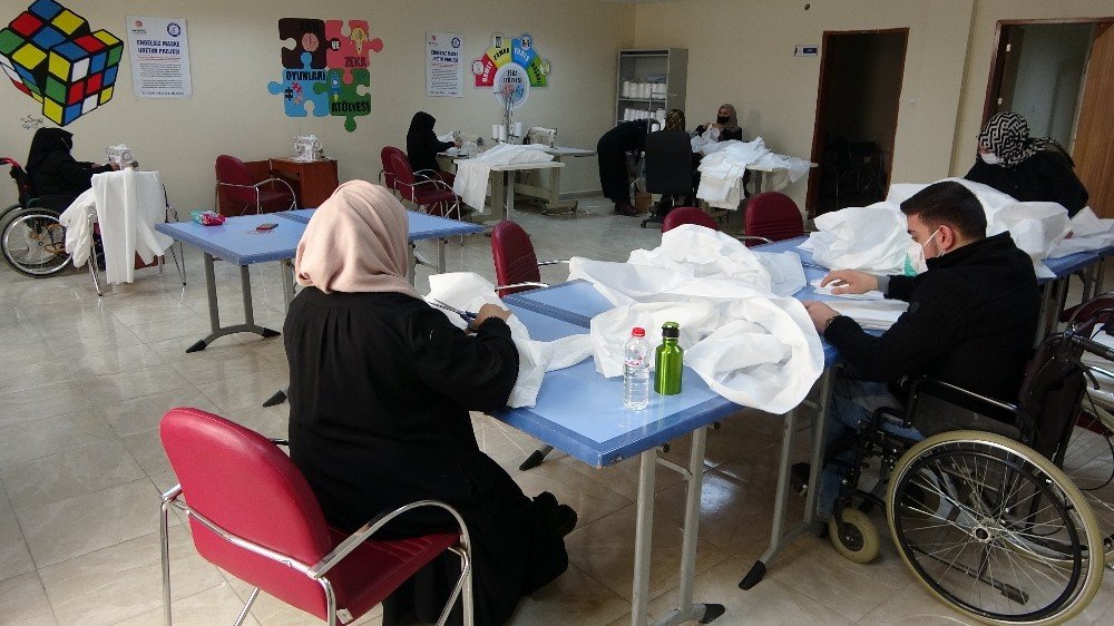 Engelli Bireyler “engelsiz Maske Üretim Projesi” İle Maske Ve Koruyucu Kıyafet Üretiyor