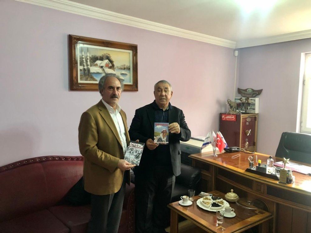 Serdar Ünsal, “soykırım” Ve “yüreğim İ̇revan’da Kaldı” Romanını İş İnsanı Tacettin Şimşek’e Hediye Etti