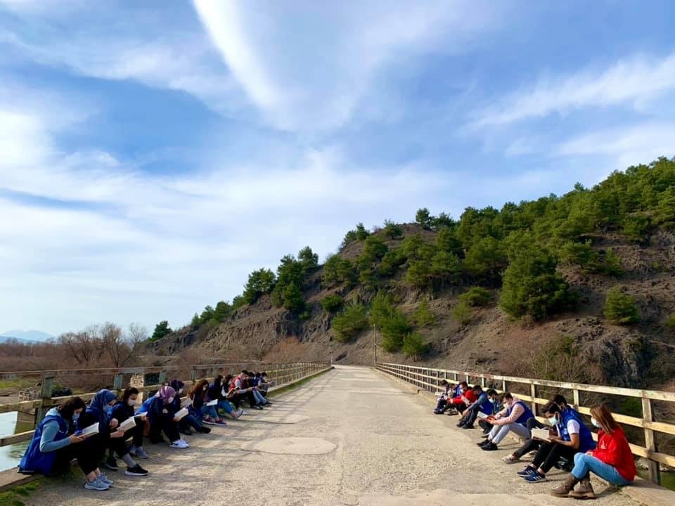 Tarihi Köprü Yanında Kitap Okuma Etkinliği