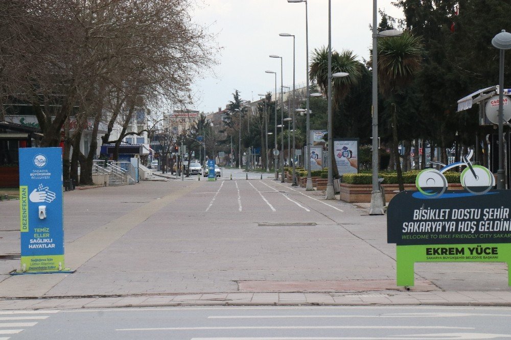 Vatandaşlar Tedbirlere Uyunca Kalabalık Sokaklar Boş Kaldı