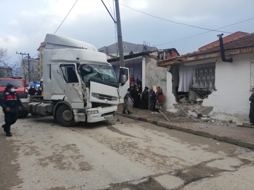 Bursa’da Kontrolden Çıkan Tır Eve Çarptı: 1 Yaralı