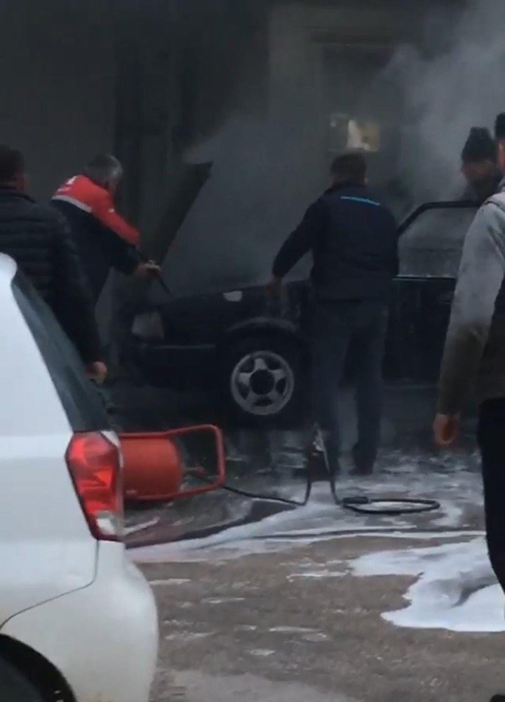 Yıkamaya Getirdiği Aracı Küle Döndü