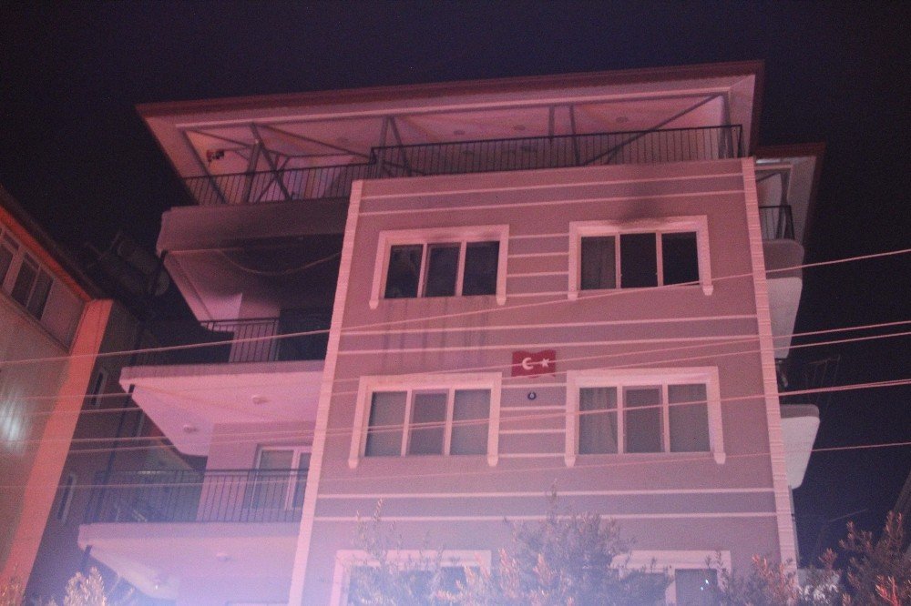 Yangına Uykuda Yakalanarak Balkona Sığınan Aileye Komşuları Sahip Çıktı