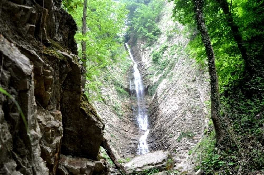 Harmankaya Şelalesi’nin Doğal Güzellikleri Görenleri Hayran Bırakıyor