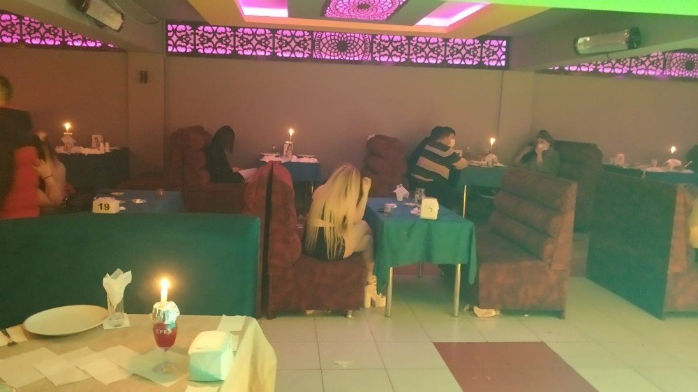 Konya’da Sokağa Çıkma Kısıtlamasında Ruhsatsız Gazinolara Baskın