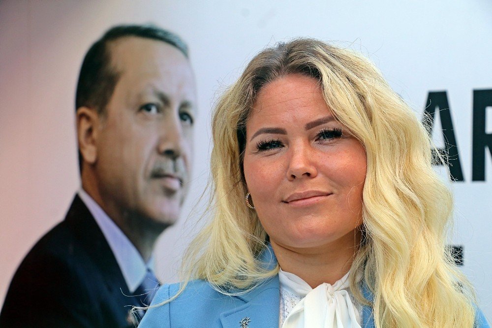 Cumhurbaşkanı Erdoğan Hayranı Rus Gelin, Üye Olarak Girdiği Ak Parti’de Halkla İ̇lişkiler Başkanı Oldu