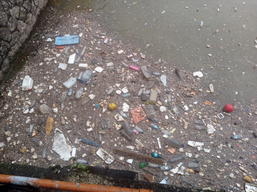 Deniz Atılan Plastik Atıklar Fırtınayla Limana Vurdu