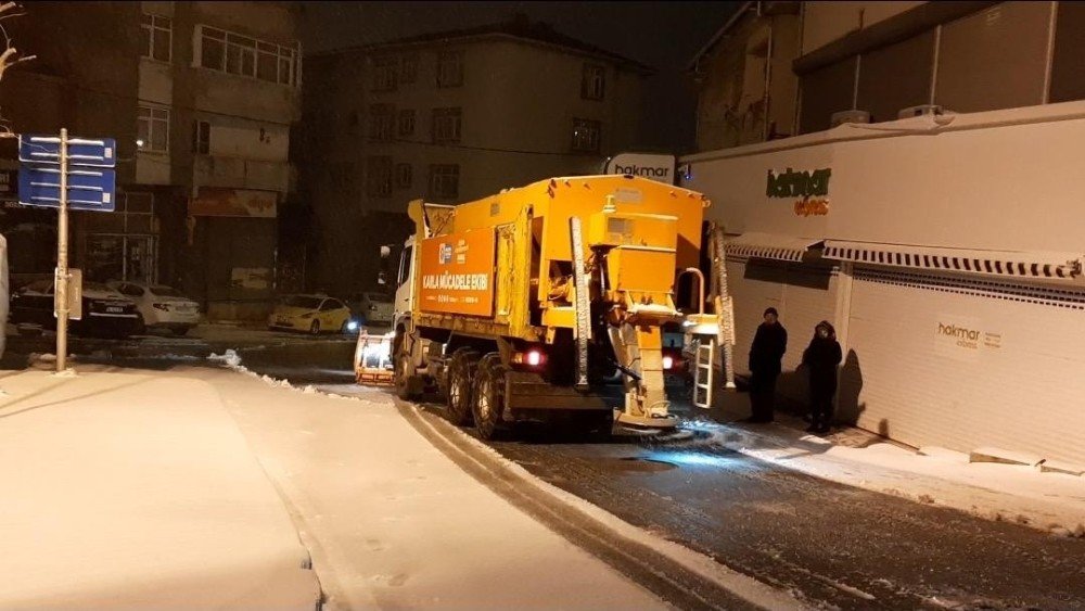 Maltepe Belediyesi 250 Kişilik Ekibiyle Kar Nöbetine Başladı