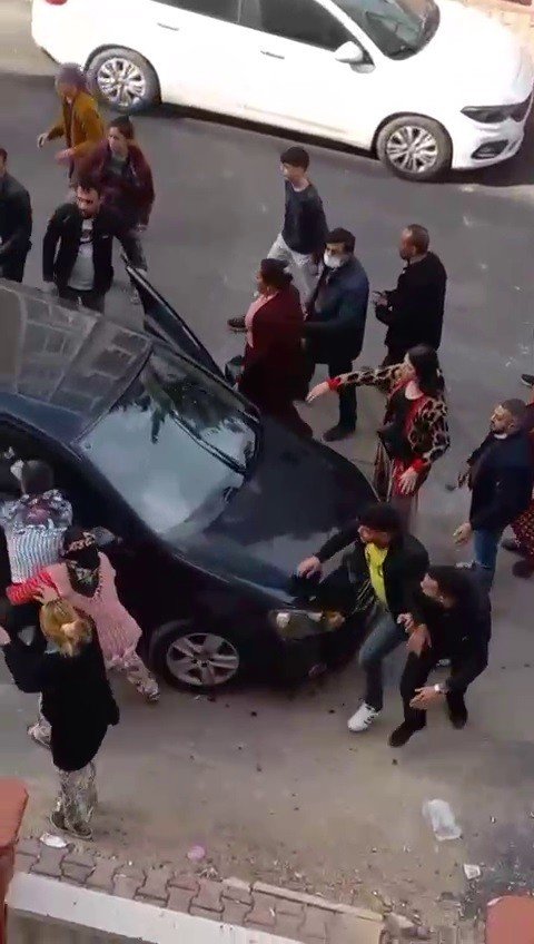 Antalya’da Komşu İki Aile Birbirine Girdi, Ortalık Savaş Alanına Döndü