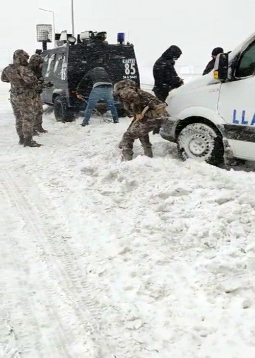 Arnavutköy’de Yolda Kalan Servisin Yardımına Polis Koştu