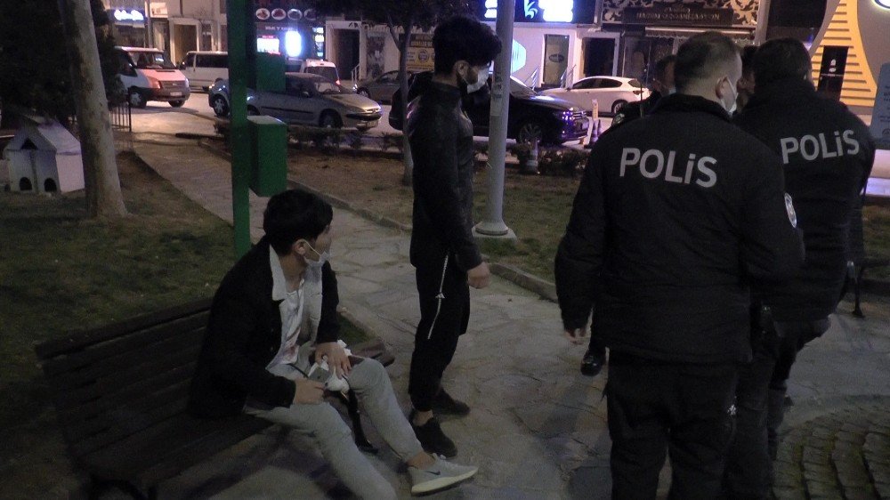 Parkta Bıçaklı Saldırıya Uğradı, Can Havliyle Arkadaşlarına Sığındı