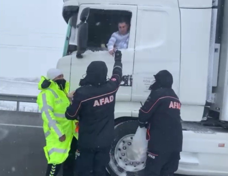 Kar Ve Fırtınanın Ortasında Kalan Tır Sürücülerinin İmdadına Afad Ekibi Yetişti