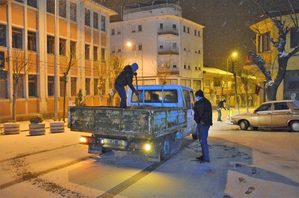 Emet’te Karla Mücadele Ve Tuzlama Çalışmaları