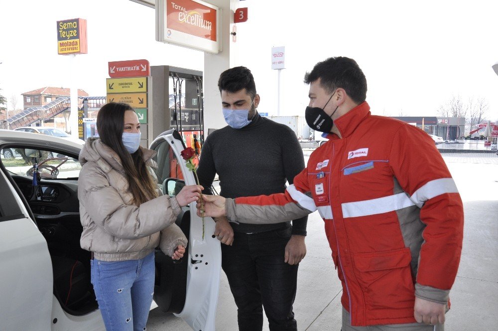 Akaryakıt İstasyonundan Sevgililer Günü’nde Çiftlere Hem Hediye Hem İndirim