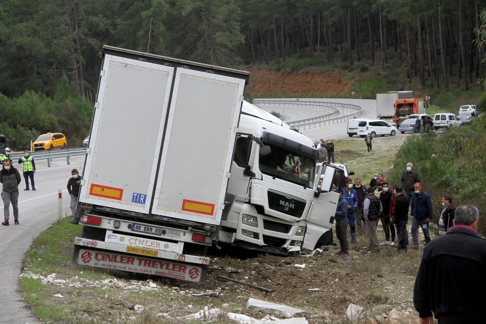 Fethiye’de Kaza Yapan Tırın Sürücüsü Öldü