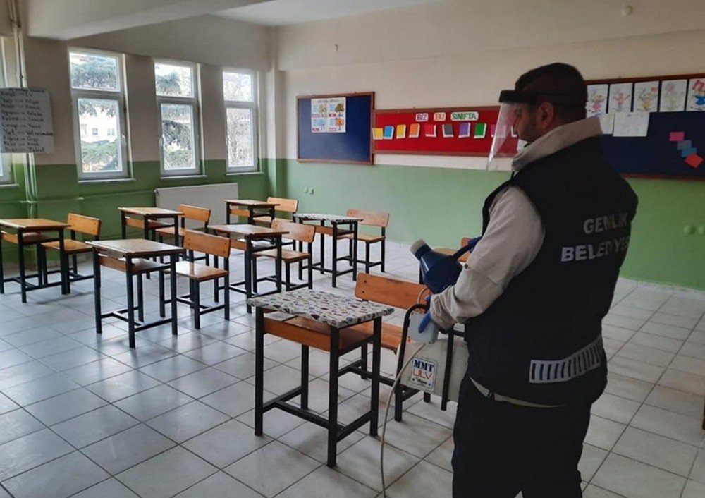 Gemlik Belediyesi Okulları Dezenfekte Etti