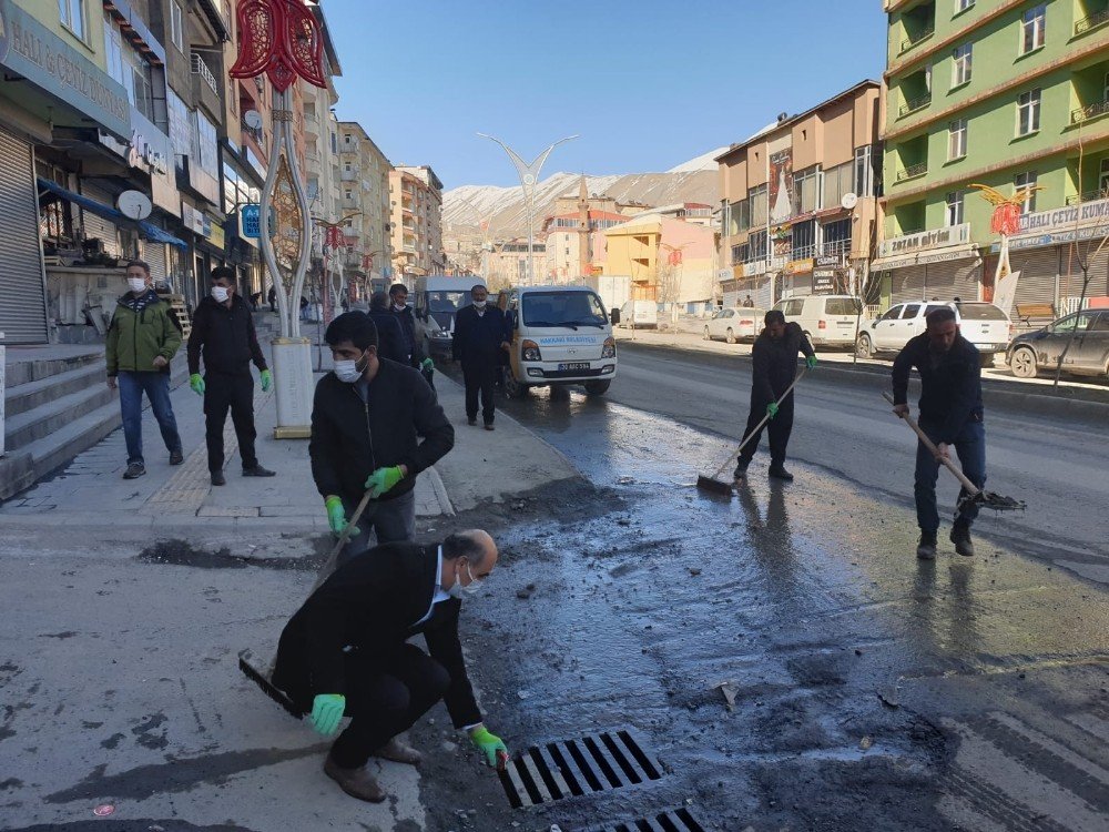 Hakkari’de Kısıtlama Sessizliğinde Temizlik Seferberliği