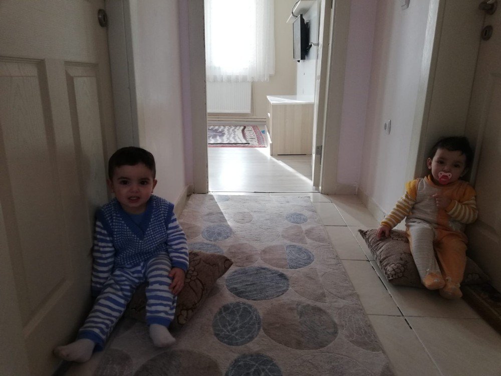 Minik İkizlerin Kapı Açma Numarası Şoke Etti