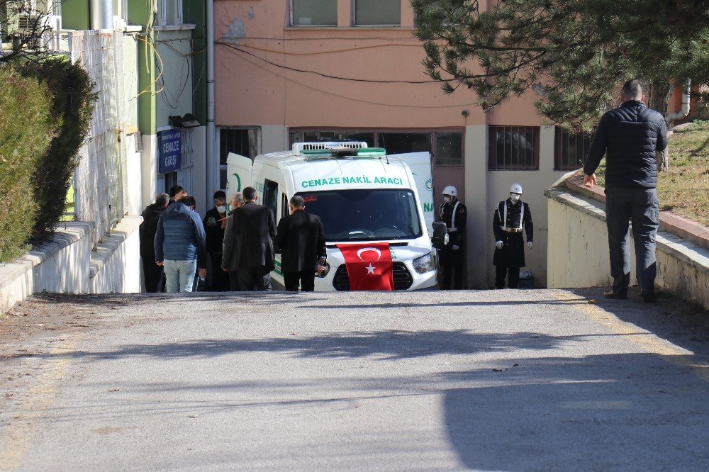 Acılı Ailelerin Adli Tıp Önündeki Acı Bekleyişi Sürüyor
