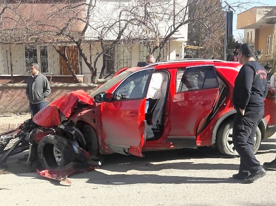 Kahramanmaraş’ta Otomobil Elektrik Direğine Çarptı: 5 Yaralı