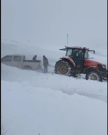 Tekirdağ’da Yarım Metrelik Karda Mahsur Kalan Araçlar Traktörle Kurtarıldı