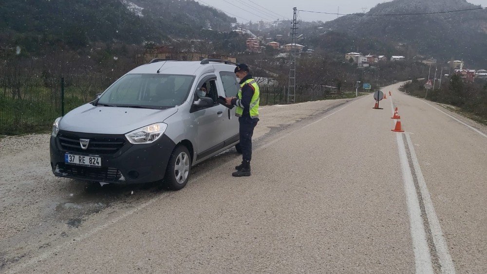 Sokağa Çıkma Kısıtlamasında Sürücüler Denetlendi
