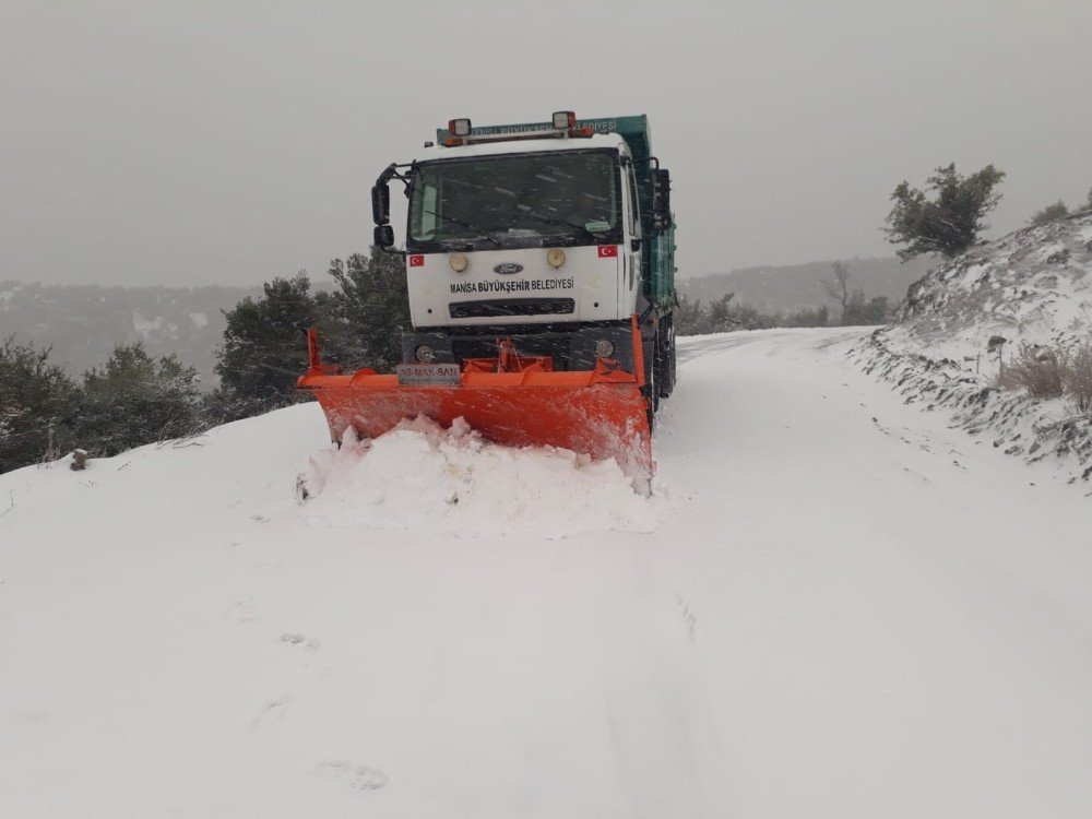 Manisa’da Kar Nedeniyle Kapanan Yollar Açıldı