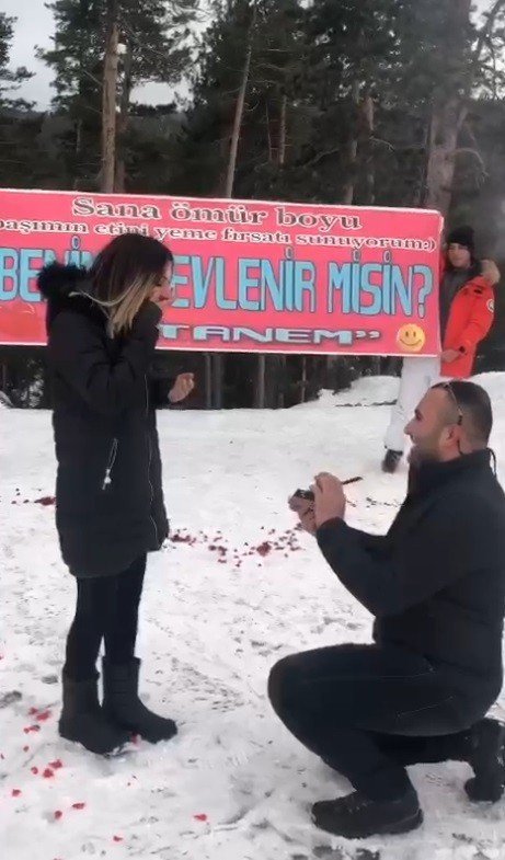 14 Şubat’ta Karlar Üzerinde Meşaleli Evlilik Teklifi