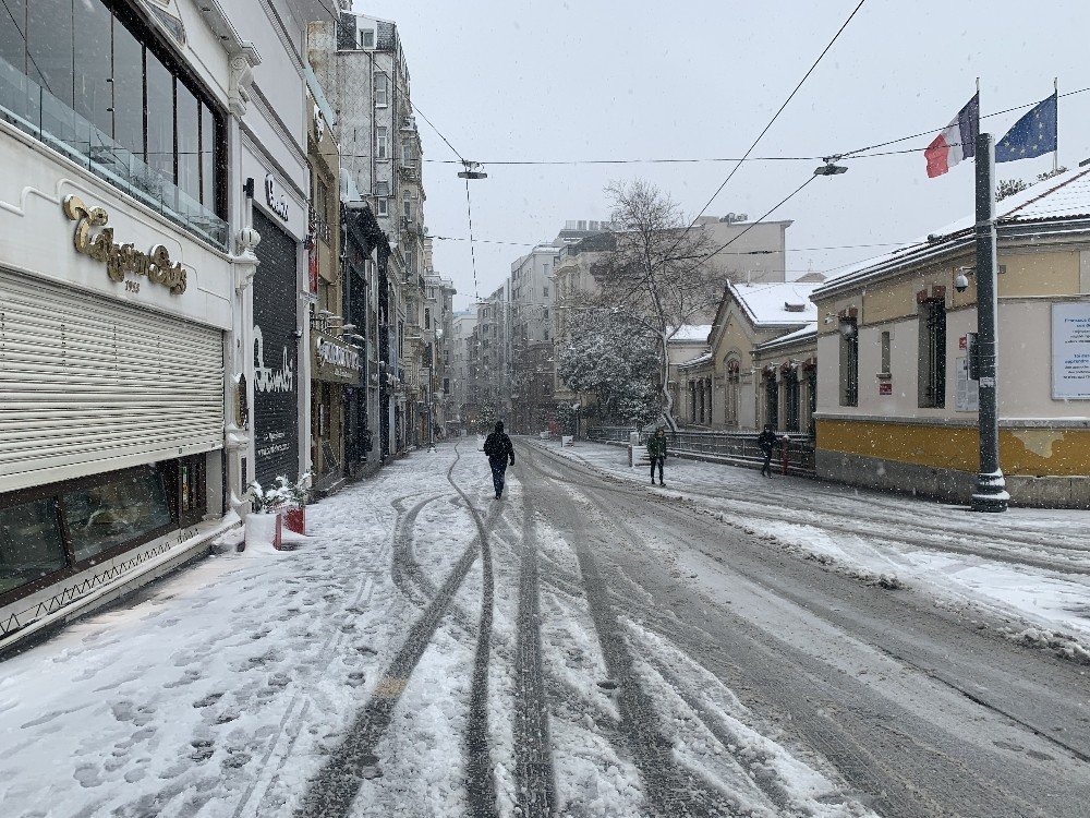Taksim Meydanı Beyaza Büründü