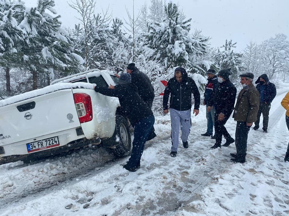 Yolda Kalan Sürücülerin Yardımına Jandarma Yetişti