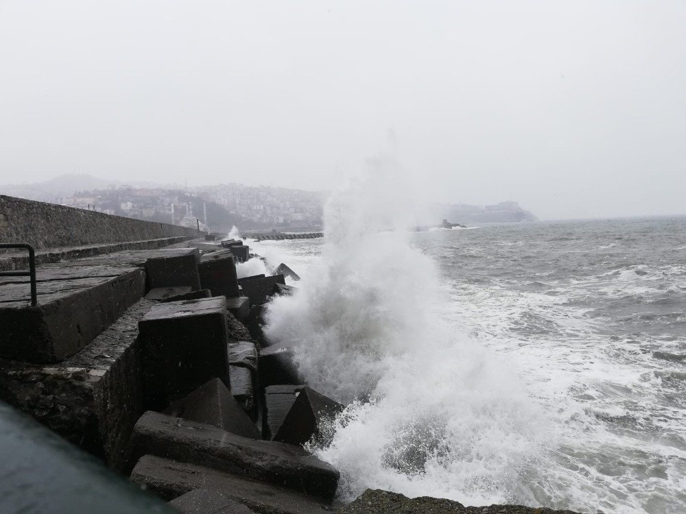 Zonguldak’ta Dalgalar Mendireği Aştı