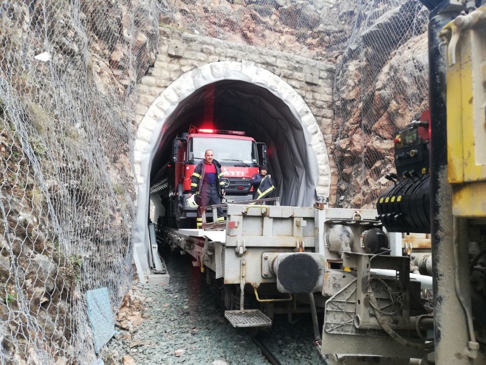 İ̇tfaiye Aracı Tüneldeki Yangına Vagonla Demiryolundan Ulaştı