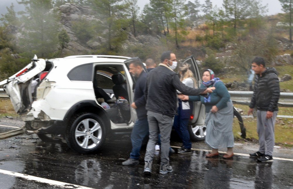 Antalya’da 4 Aracın Karıştığı Kazadan Sıcak Görüntüler