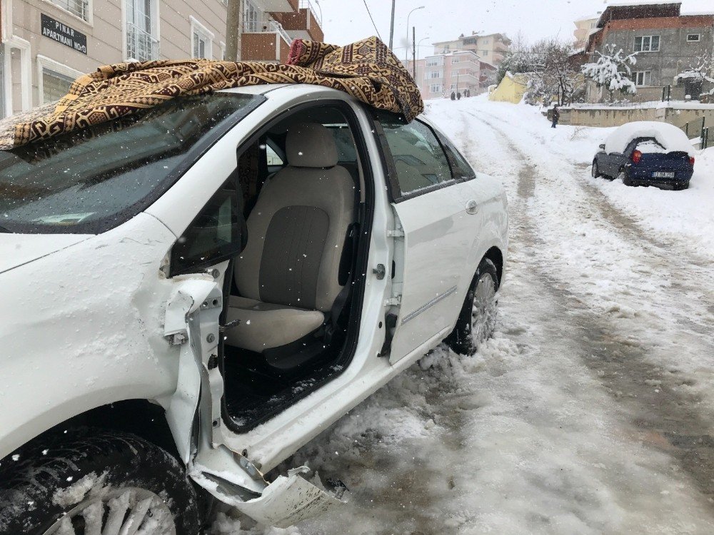 Aracının Üzerinde Biriken Karı Temizlerken Otomobil Çarptı