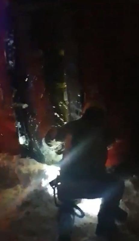 Karda Tır Şarampole Devrildi: 1 Yaralı